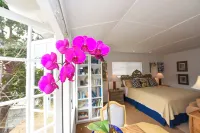 Charming Seashell Cottage Overlooking Garden