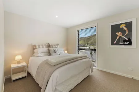 Warm and stylish new home close to river, lake, restaurants and golf course. Отели в г. Кромвель