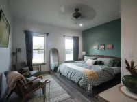 Hot Tub Paradise: Fire Pit - BBQ - Family/Couples Hotels in Denison