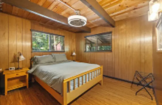 Creek Cabin - Fly-in Acres Lake Access - private Creek access with fire pit