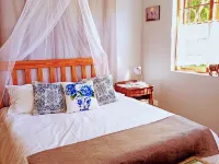 Quaint Cottage with tranquil garden and swimming pool .  Near beach  ! Hotels in Fish hoek