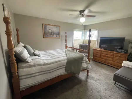 3-bedroom house in  Rochester with a fenced back yard,  AC, WiFi