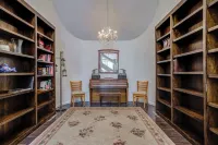 4-bedroom 3 bath modern house on Lakeridge golf course in Lubbock with WiFi, AC