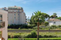 Air-conditioned 39m2 studio close to stores, beach and train station. 10 mn walk to all