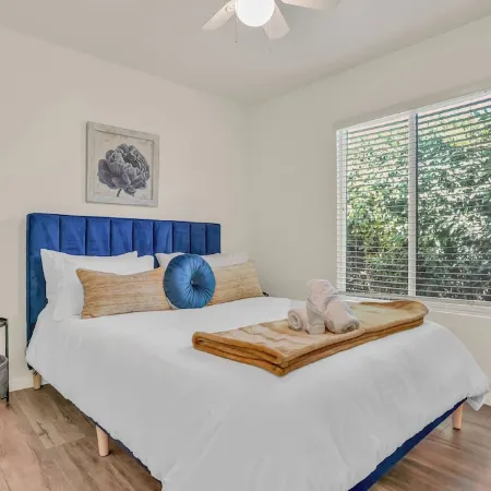 CASA AZUL 3-bedroom house in delightful Indio with WiFi, hot tub, golf course