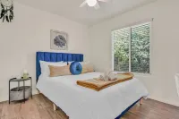 CASA AZUL 3-bedroom house in delightful Indio with WiFi, hot tub, golf course