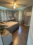 Charming pet friendly 3-bedroom 2 Bath house with WiFi, AC in fabulous Energy.