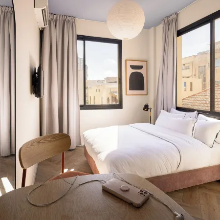 Monochrome - by Loginn Tel-Avivian Hotels Отели рядом с достопримечательностью «Бульвар Ротшильда»