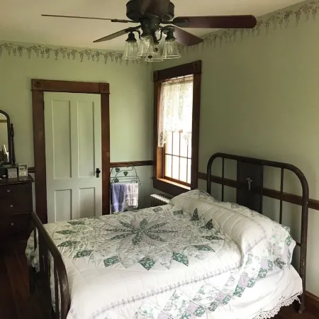 Spacious 5-bedroom farmhouse in delightful Kenoza Lake with WiFi, AC,