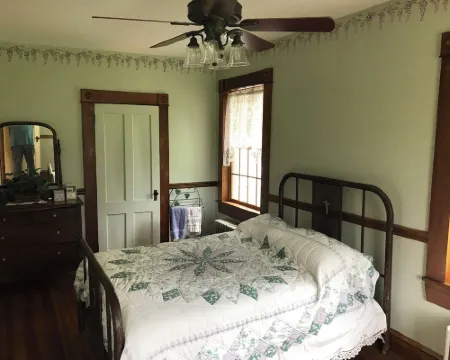 Spacious 5-bedroom farmhouse in delightful Kenoza Lake with WiFi, AC, Hotels in Delaware