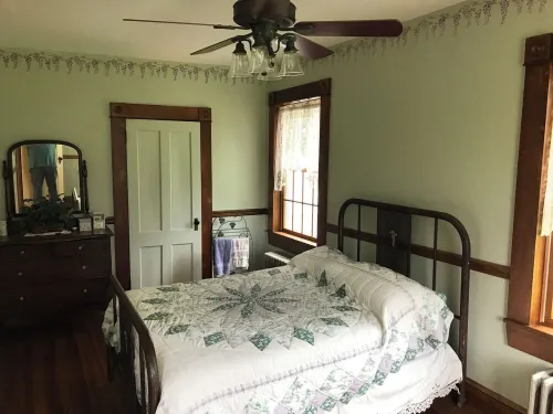 Spacious 5-bedroom farmhouse in delightful Kenoza Lake with WiFi, AC,