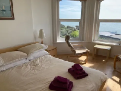 Bermuda House with parking, good sea view and minutes from beach and shops