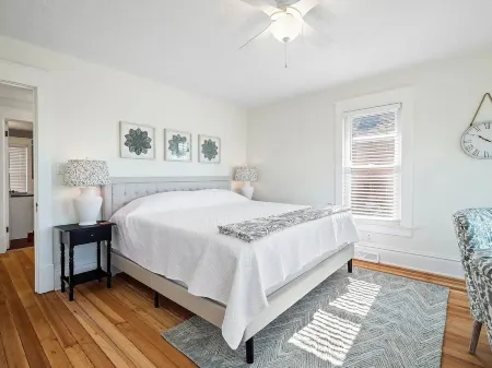 Waterfront sleeps 13 2-Kings/Crib/1st flr sleeper