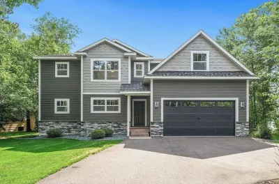 Exceptional property on Pelican Lake! Short walk to Breezy Resort, beaches, park のホテル