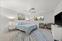 Tropical Retreat Pool Home close to Downtown & Naples Beaches