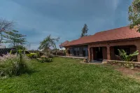 Vintage-Modern Fully Furnished Service Apartments Hotel a 