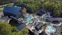 Wildwood Hot Tub + Indoor/Outdoor Pool + Sauna + Game Room Hotels in Oro-Medonte