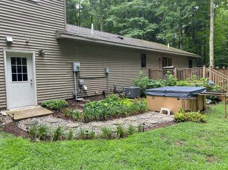 4 Bedroom/2 Bath Home 20 Acres of Woods - Hot Tub