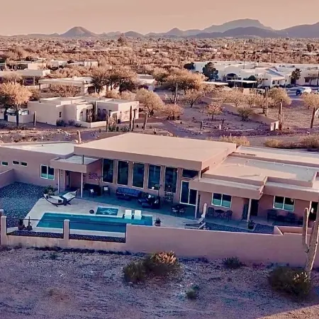 Large 3 bed, 3 bath Tucson house with pool, jacuzzi and amazing Mountains Views