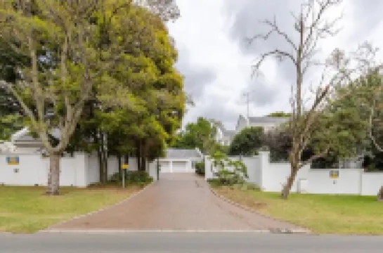 Spacious 5-bedroom house in amazing Sandton with AC