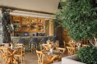 Tau House - bar