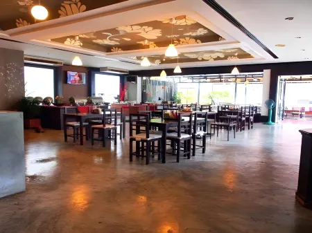 Thapae Place Hotel Отели рядом с достопримечательностью «S.W.A.T Chiang Mai»