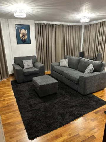 Cosy 2 Bedroom Apartments with Balcony by train station and town centre.