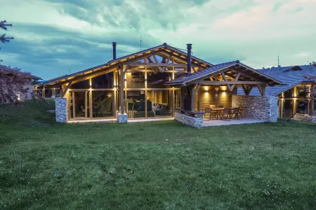 Chalet for up to 10 people with sauna, private home theater and hot tub