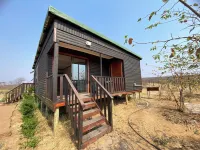 Cozy wooden cabin overlooking the foot of the Tswapong Hills in Palapye. Hotel a Palapye