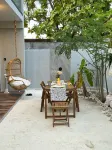 Island Pearl Escape, a 3-bedroom holiday home with modern amenities in Velidhoo Hotels in 