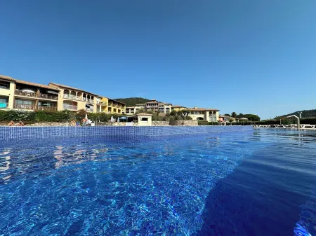Air-conditioned apartment with pool and garden, at the entrance to the Gulf of St Tropez!