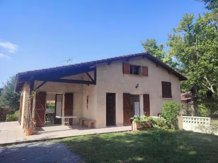 Family home with pool Отели в г. Мольетс-э-Маа