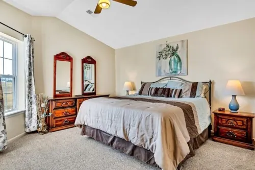 Lux 2BR Condo w/Jacuzzi, fast Wifi, Clubhouse, Gym