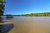 Lakefront Milledgeville Cabin Private Dock, Porch - WiFi