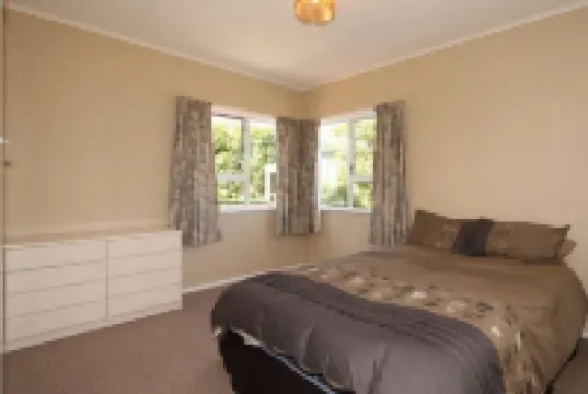 Classic 50’s Beach Bach - Handy to Everything Hotels in 