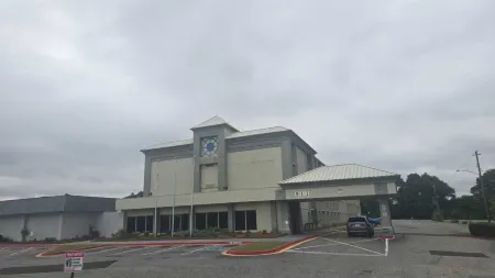 Noble Suites Отели рядом с достопримечательностью «Charm's Personal Care Home»