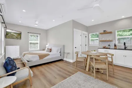 The Grove-C with Hot Tub - Walk to Main Street