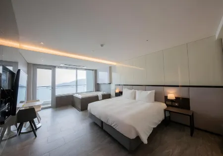 Ramada Suites Geoje  Отели в г. Кодже