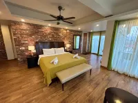 Shalom Farmhouse by the Hillside