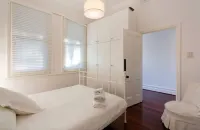 Gorgeous central Subiaco cottage - walk to Kings Park, cafes, restaurants, train Hotel a Subiaco