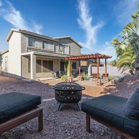 Huge 4 bedroom home filled with entertainment for all!