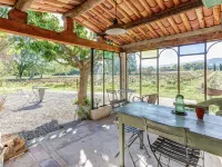 Cottage in Oppede amidst Vineyards