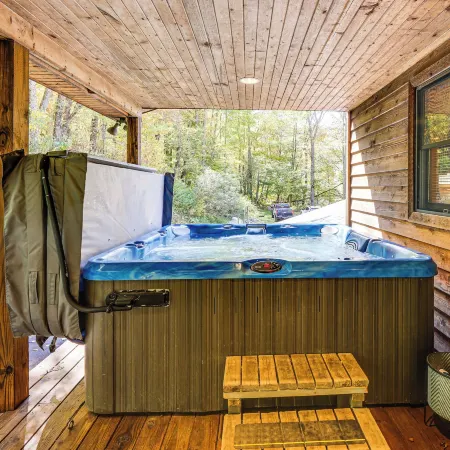 3 Mi to Snowshoe Resort: Cabin w/ Hot Tub