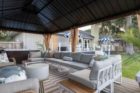 Talahi Tides Retreat: Lake, Spa, Near Downtown and Tybee Beach