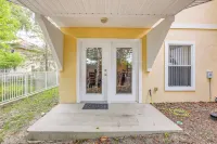 1 Mi to UF! Gator Game Day Retreat w/ Balcony - Condos