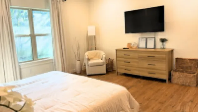 New Modern Home in West Faye with Frustration-Free Checkout, 10 Mins to Uofa