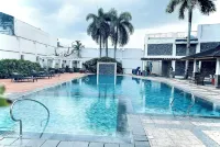 The Avenue Plaza Hotel - مسبح