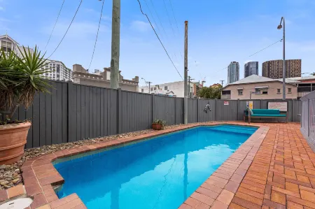 Spring Hill Terraces Motel & Apartments Отели рядом с достопримечательностью «QUT Kelvin Grove Campus»