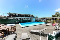 Flamingo Motel - Pools
