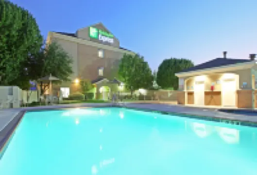 Holiday Inn Express & Suites DFW AIRPORT - GRAPEVINE by IHG
